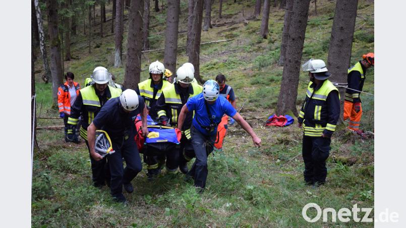 Für die Bergung eines Verletzten in unwegsamen Gelände ist die Bergwacht Schönsee besonders ausgebildet und verfügt auch über die notwendigen Gerätschaften. bnr