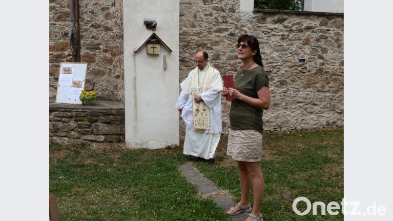 Bürgermeisterin Eva Prochazkova begrüßt Pater Gregorius Urban und die Besucher der Kräuterweihe. fsc