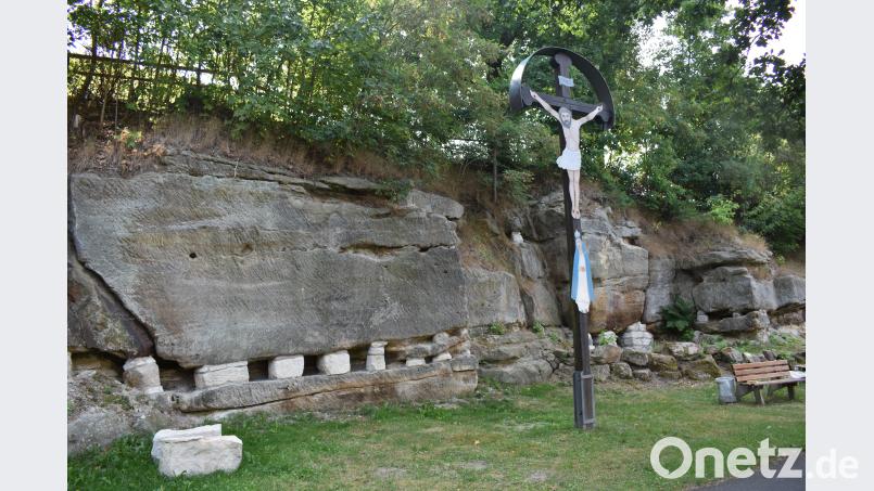 Stützpfeiler wurden als Sicherung bei den Sandsteinfelsen eingebracht. rgr