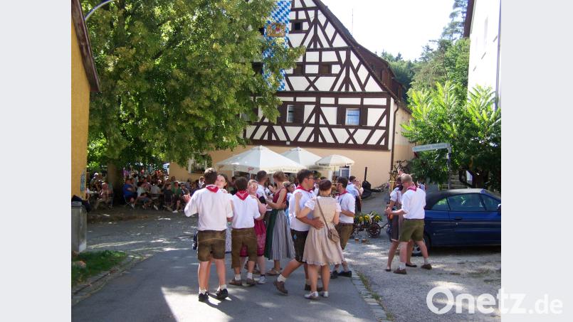 Vor dem großen Auftritt am Kirwabaum üben die Paare lieber nochmal vor dem Goldenen Hirschen. rrd