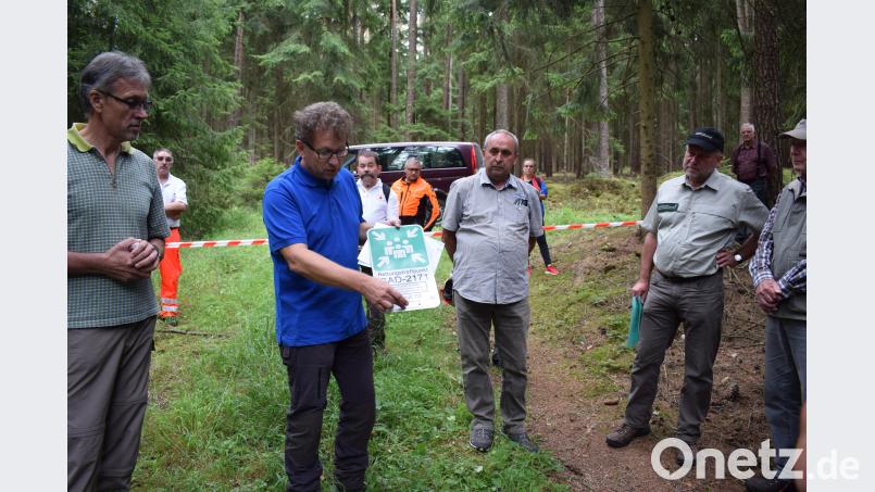 Förster Hubert Amode zeigte ein Hinweisschild mit dem jeder Rettungspunkt gekennzeichnet ist. Den Ort und die Nummer des nächsten Rettungspunktes sollte jeder Waldarbeiter kennen. Das rettet Leben. bnr