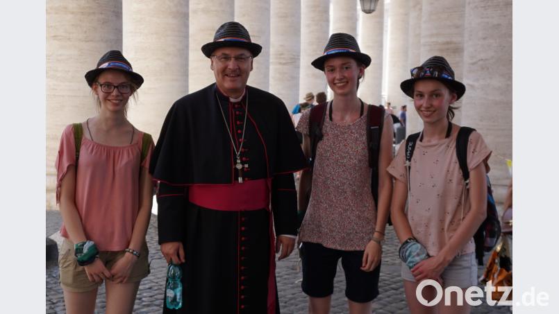 Unverhofft kommt oft. Auf dem Petersplatz läuft der Regensburger Bischof Rudolf Voderholzer den Kemnather Ministrantinnen Anna und Sarah Gallei (rechts) sowie Theresia Haßmann (links) in die Arme. mez