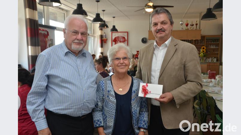 Gisela Maier ist das Herzstück der MS-Kontaktgruppe, will aber jetzt kürzertreten. Der ehemalige Stadtpfarrer Hermann Bock (links) begleitet die Gruppe seit der Gründung. Bürgermeister Andreas Wutzlhofer (rechts) übergibt eine finanzielle Unterstützung. dob