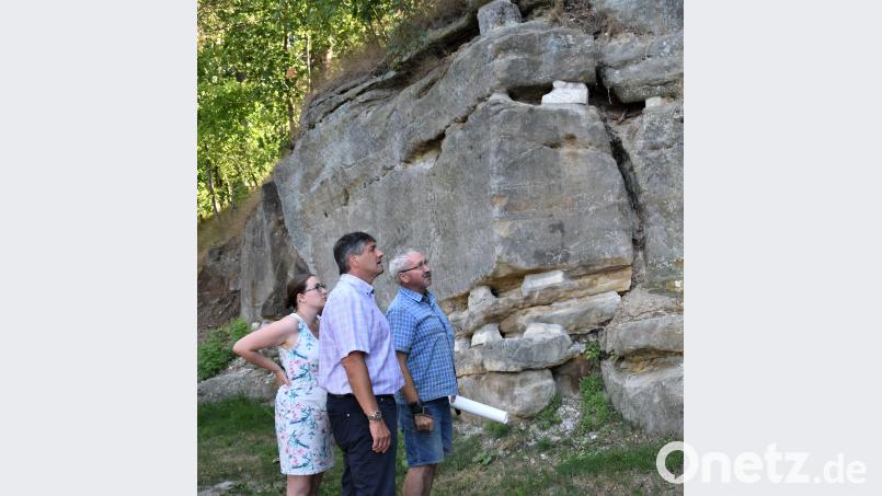Stützpfeiler wurden als Sicherung bei den Sandsteinfelsen eingebracht. rgr