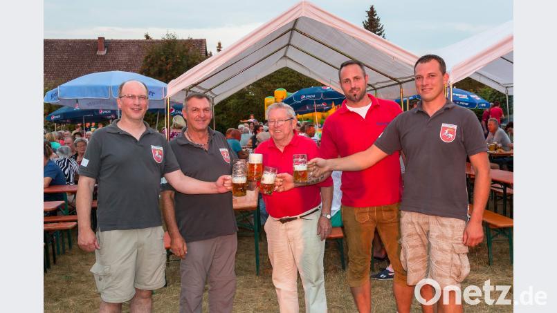 Auf die Kahlhof-Kirwa stößt Organisator Artur Gleich (Mitte) mit der Feuerwehr an. u