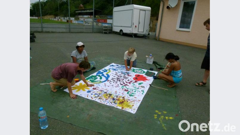 Mit viel Phantasie und Begeisterung gestalteten die Kinder das Werbetransparent für die &quot;Crazy-Machine&quot;-Werkstatt. rn