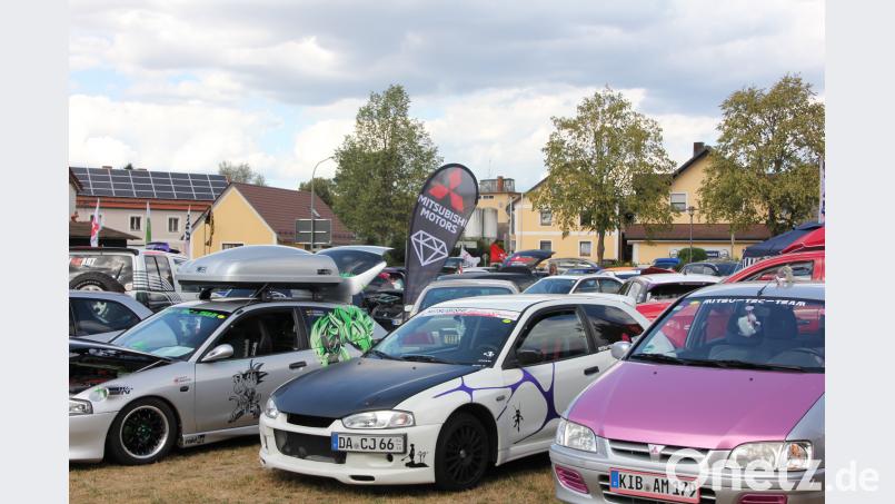 95 zum Teil aufwändig umgebaute und verschönerte Mitsubishis gab es in Neualbenreuth zu bestaunen. kro