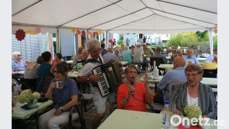 Mitsingen durfte jeder. Für die musikalische Begleitung sorgte Alleinunterhalter Klaus Putzer aus Neusorg-Weihermühle. wro