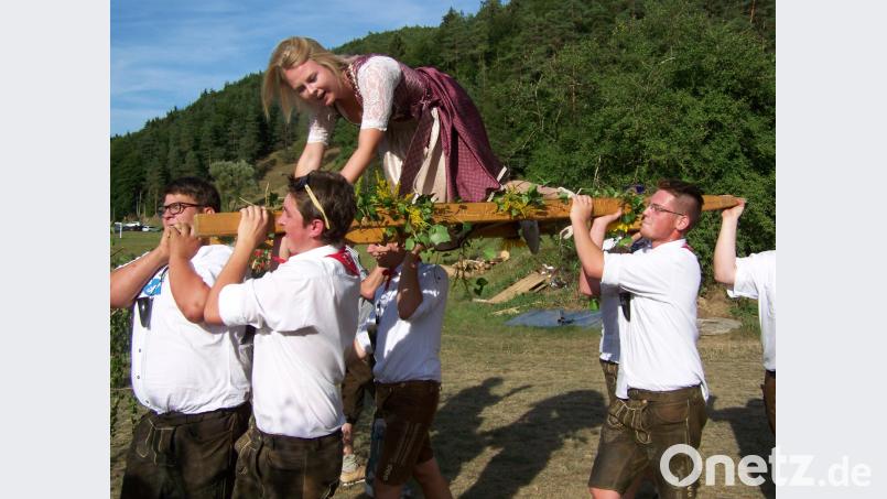 Auf allen vieren bewältigt Kristina Albert den Weg zu ihrem Geschenk am Kirwabaum. rrd