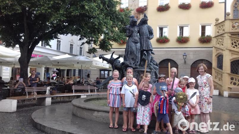 Die Etsdorfer Ferienkinder vor dem Hochzeitsbrunnen auf dem Marktplatz. exb