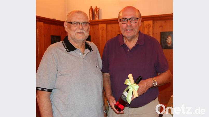 Vorsitzender Albert Köstler bedankte sich bei Dieter Kannenberg für seine Arbeit als Schriftführer seit Gründung der BA und überreichte ihm eine Dankespräsent. kdi