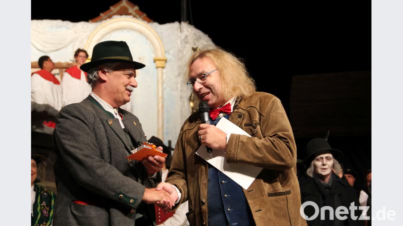 Guido Rind (rechts) vom bayerischen Amateurtheaterverband hielt eine Lobrede auf Benno Schißlbauer. gri