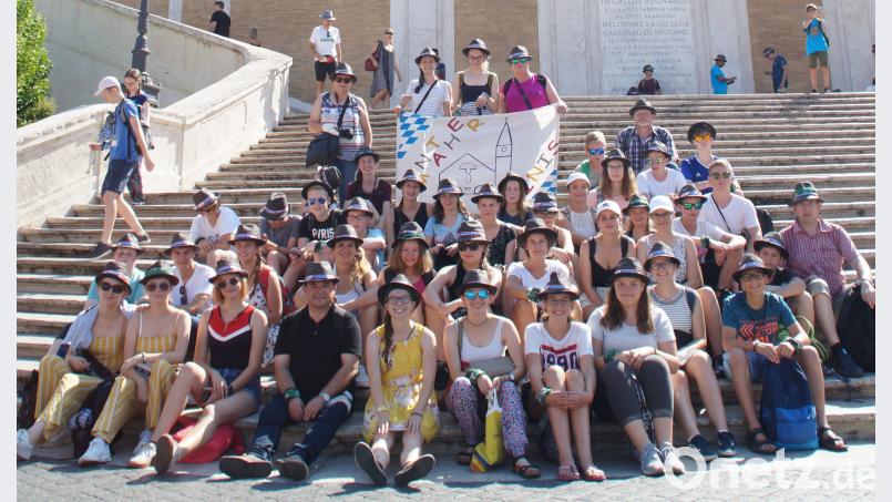 Eine unvergessliche Woche verbringen die Lausbuben und -mädchen Gottes in der ewigen Stadt Rom. Beim Besuch der Spanischen Treppe ist auch Gelegenheit für ein Gruppenfoto mit Kemnaths Stadtpfarrer Konrad Amschl (vorne, Vierter von links). mez