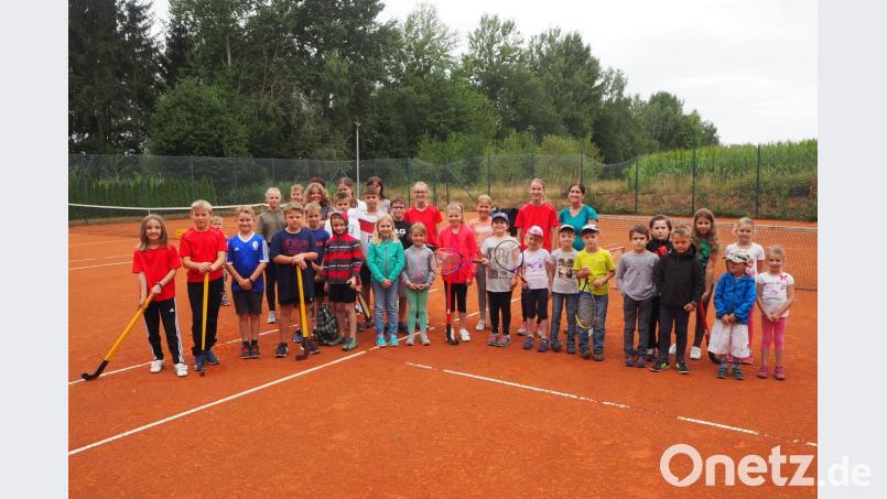 Beim Ferienprogramm des Tennisclubs stehen Übungen mit dem Tennisschläger und Jockeyschlager auf dem Programm. gz