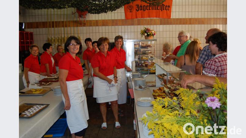 Die Kaffeestube der Feuerwehrdamen mit dem reichhaltigen Kuchenbüfett erlebt einen wahren Besucheransturm. grm
