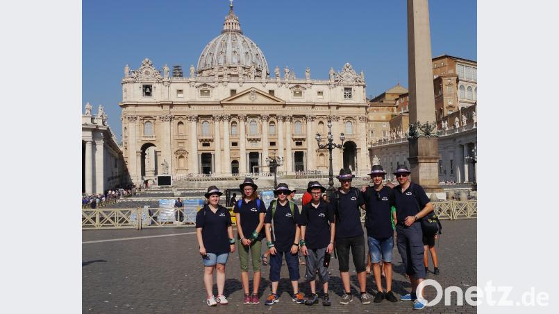 Die Fuchsmühler Ministranten (rechts der mitgereiste Betreuer aus Fuchsmühl: Siegfried Trießl) vor dem Petersdom. exb