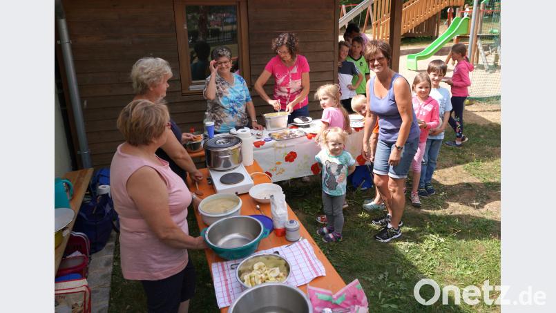 Ferienprogramm - Blumenfreunde kochen Apfelmus und backen Waffeln fvo