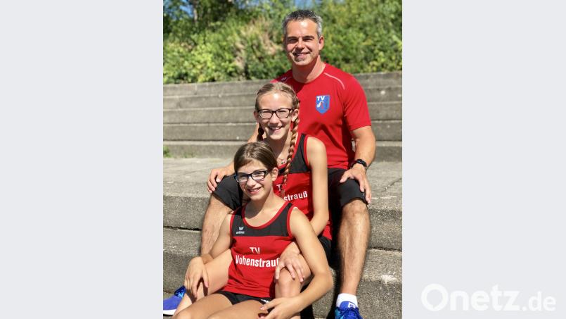 Marie Brunner (vorne) und Rosina Ritzka (Mitte) laufen ihre persönliche Bestzeit und gehen jetzt in die verdiente Sommerpause. Trainer Michael Brunner (hinten) freut sich mit den sportlichen Mädels. dob