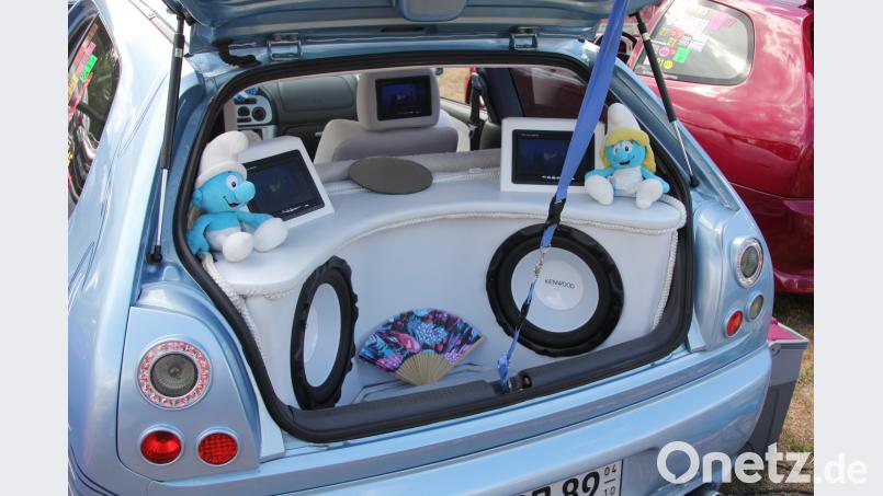 Eine große Sound-Anlage und Schlümpfe prägen diesen Kofferraum. kro