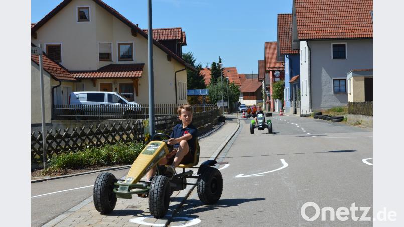 Auf rasanter Fahrt mit den Go-Karts - das wollen alle kleinen Besucher beim Vereinsfest des GOV. bej