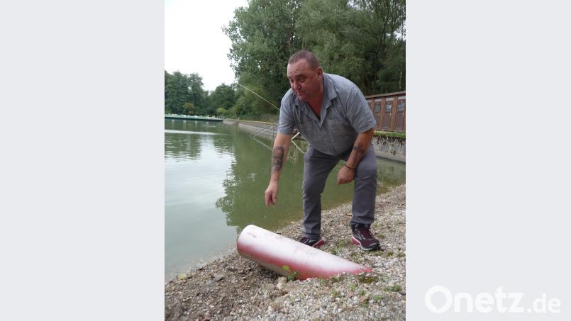 Eigentlich müsste das Überlaufrohr zur Hälfte im Wasser liegen. Der Pegel ist um einen halben Meter gesunken. Kunz