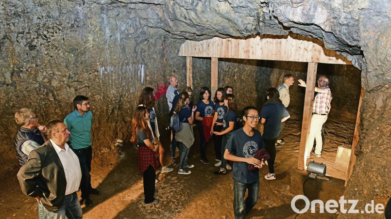 Bürgermeister Franz Mädler (ganz rechts) bei der Vorstellung der Fledermaushöhle zusammen mit den Teilnehmern des Projektes. Die Holzeinbauten sorgen für unterschiedliche Wärmezonen. Petra Hartl