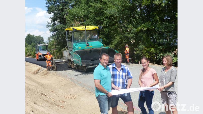 Bürgermeister Anton Kappl informiert sich über die Sanierung der Straße von der Bundesstraße nach Döllnitz. Die Bauarbeiten gehen flott voran. sl