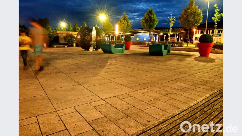 Wie soll er heißen? Die Redaktion der Amberger Zeitung ist der Meinung, dass der Multifunktionsplatz gegenüber des Bahnhofs einen richtigen Namen erhalten soll. Petra Hartl