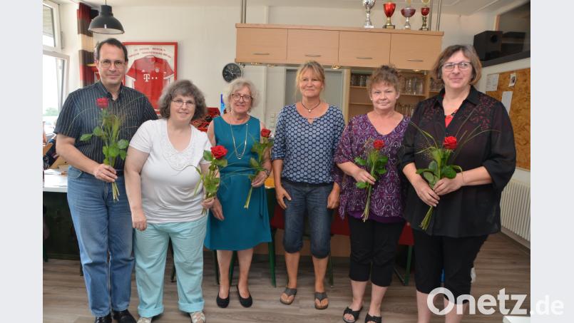 Sozialpädagogin Christiane Heigl aus Regensburg (Dritte von rechts) überreicht den Unterstützern der MS-Gruppe eine Rose für ihre Arbeit in den vergangenen 30 Jahren. Dazu zählen Thomas Lommer, Astrid Maier, Barbara Winter, Ursula Stahl und die zukünftige Leiterin Angelika Stahl-Grundmann (von links). dob