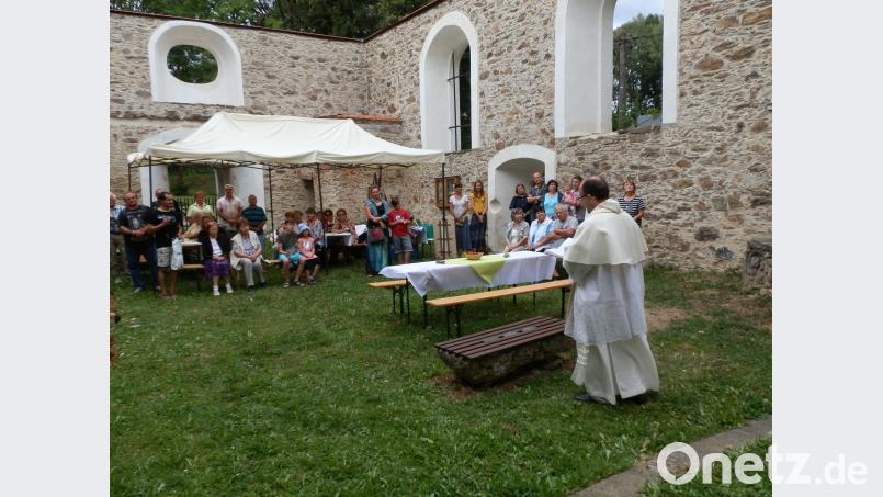 Pater Gregorius spricht zu den Besuchern in der &quot;Kirche ohne Dach&quot;. fsc