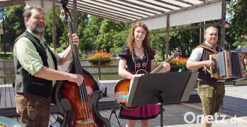 Zupfert, ziachad, zünftig - Unterhaltsam präsentieren die "Z's" ihr Programm. mmj