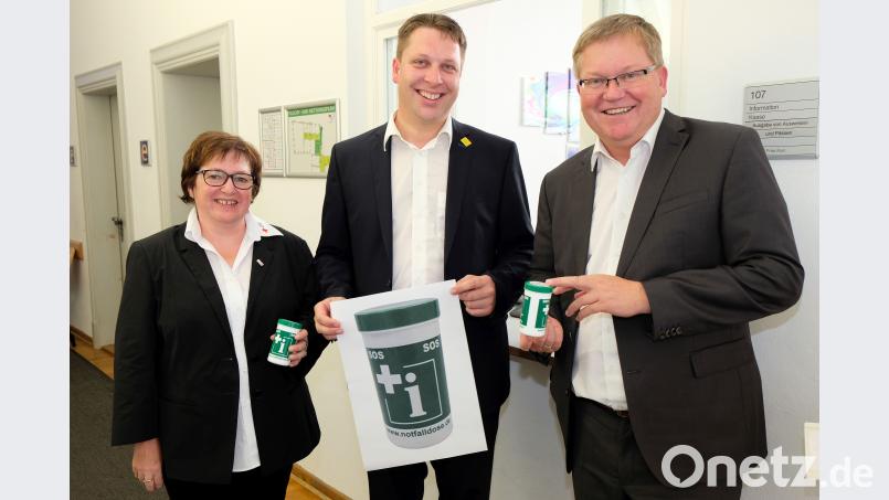 BRK-Kreisgeschäftsführerin Sabine Bogner, der Leiter des Einwohneramtes Martin Schafbauer und Oberbürgermeister Michael Cerny (von links) machen am Schalter der Behörde am Hallplatz 4 darauf aufmerksam, dass hier ab Notfalldosen erhältlich sind. Susanne Schwab, Stadt Amberg