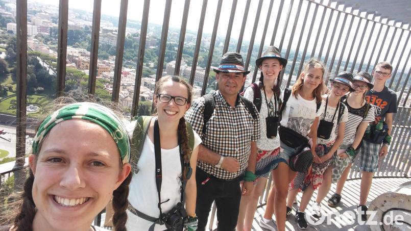 Mit Stadtpfarrer Konrad Amsch genießen die Ministranten von der Kuppel des Petersdoms aus den Blick auf Rom. mez