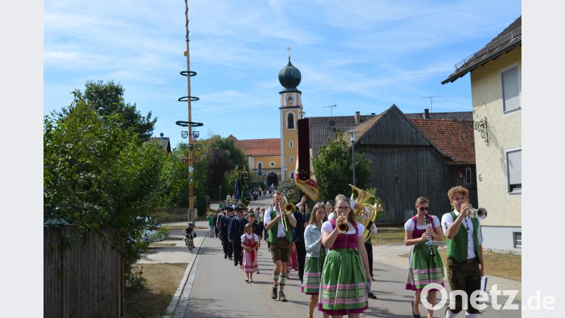 Bei strahlendem Sonnenschein zogen die Vereine und Besucher nach dem Festgottesdienst zur Karl-Gratzl-Brunnenanlage. bej