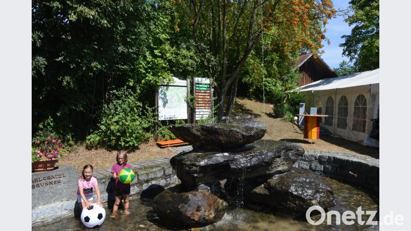 Eine willkommene Abkühlung bot der Brunnen, der von den Kindern gerne besucht wurde. bej