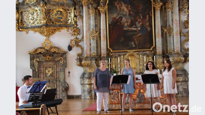 Eine ausgezeichnete gesangliche Leistung zeigte das Vokalensemble Herzig unter der Leitung von Roland Nitzbon, der die Sängerinnen am Klavier unterstützte. (ads)