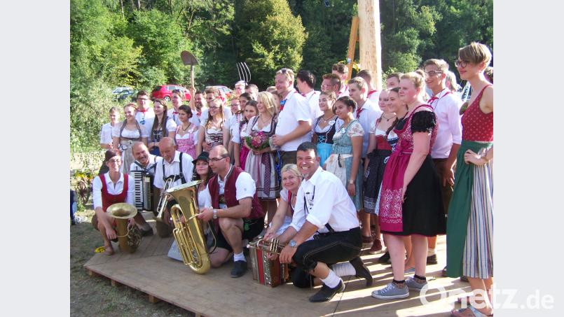Alle Kirwapaare nach dem Austanzen mit den Musikanten. Hinter der Tuba kniet das Oberkirwapaar Manfred Appel und Kristina Albert. rrd
