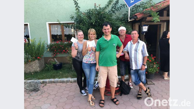 Fünf Mitglieder der Naabtalschützen legten erfolgreich den
Grundlehrgang zum Schießen mit Handböller und Kanone ab.Im Bild von links: Josephin Eckert, Martina Appl, Michael Biller, Karl Eckert und Hans Schlosser. slh