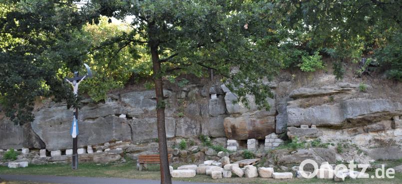 Stützpfeiler wurden als Sicherung bei den Sandsteinfelsen eingebracht. rgr