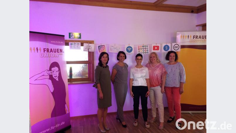 Mit Digitalisierung in der Schule beschäftigt sich Referentin Stefanie Rumm (Mitte) in ihrem Vortrag beim Frauenfrühstück, das (von links) Tanja Schiffmann, FU-Kreisvorsitzende von Neustadt/WN, CSU-Ortsvorsitzende Tanja Renner, Dagmar Nachtigall und Tina Zeitler, FU-Kreisvorsitzende von Tirschenreuth, organisiert hatten. sne