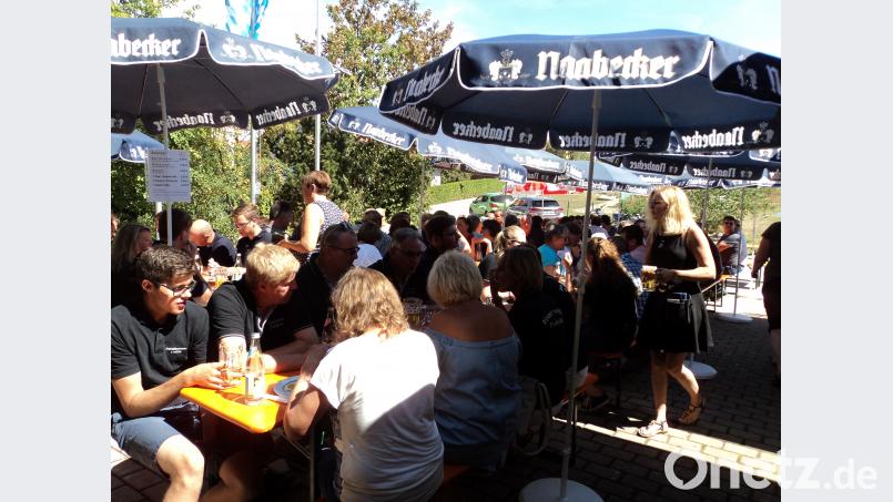 Wo viel Licht ist, ist auch viel Schatten. Weil es die Sonne beim Birkerlfest fast ein bisschen zu gut mit den Besuchern meinte, mussten zahlreiche Schirme aufgestellt werden, unter denen die Gäste Platz fanden. ksi