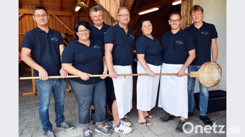 Zahlreiche gute Geister sorgen dafür, dass das Backofenfest der UWG Illschwang wieder ein voller Erfolg wird. no