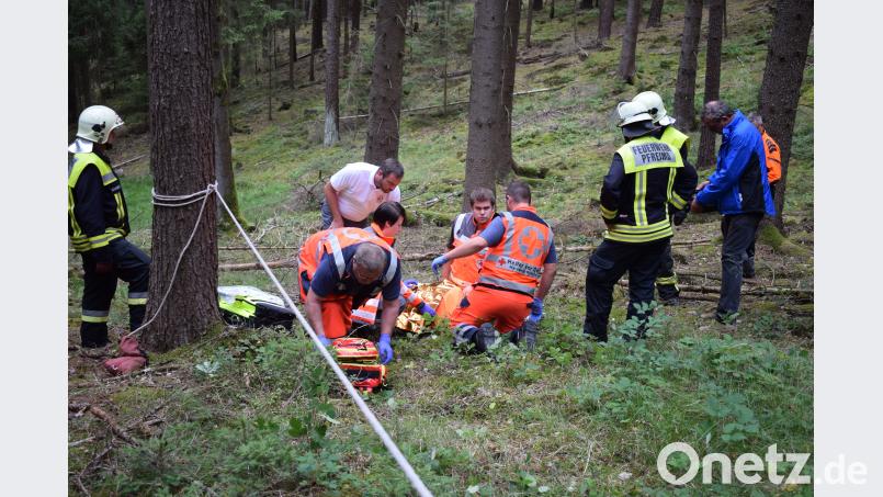 Feuerwehr und BRK leiten die Erstversorgung des Verletzten ein und sichern die Unfallstelle. bnr