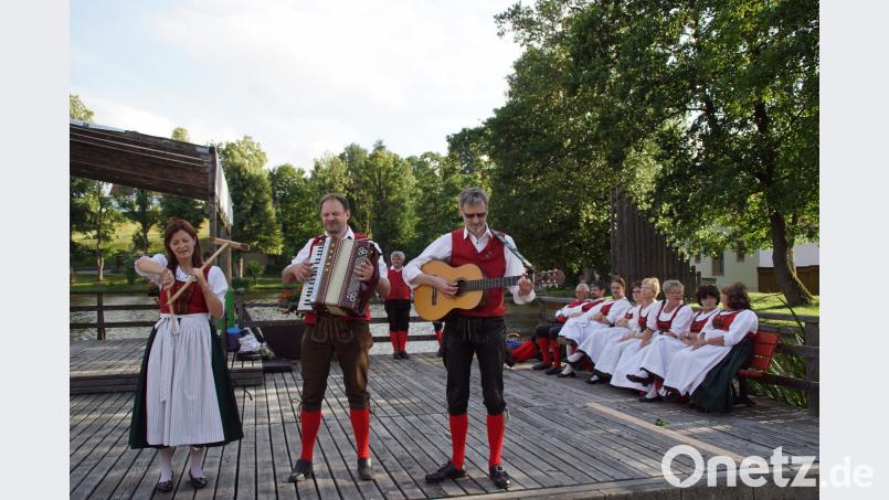 Mit Musik, Gesang und Volkstanz - Das Musikantentrio der Volkstanzgruppe beim Kurkonzert auf der Seebühne. mmj