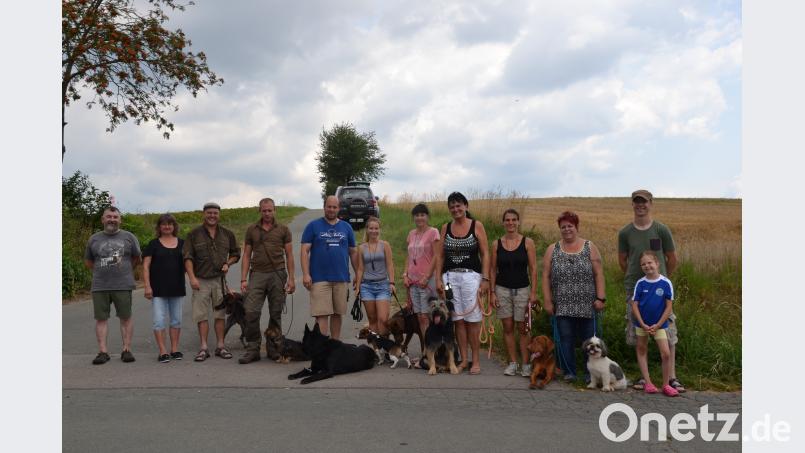 Hundeobmann der Kreisgruppe Vohenstrauß des Bayerischen Jagdverbandes Roland Bäumler hat die Vierbeiner auf die Hundeprüfung vorbereitet. Die Regierungsbeauftragte für das Hundewesen nahm die Prüfung ab (von links). gi