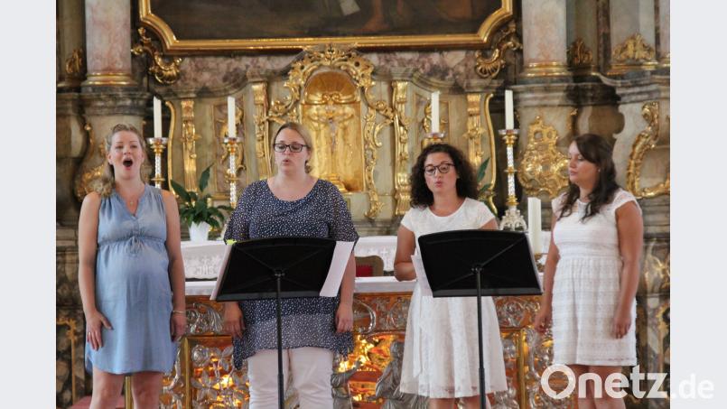 Eine ausgezeichnete gesangliche Leistung zeigte das Vokalensemble Herzig unter der Leitung von Roland Nitzbon, der die Sängerinnen am Klavier unterstützte. (ads)