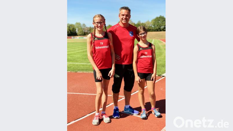 Rosina Ritzka (links) und Marie Brunner (rechts) sind große Hoffnungsträgerinnen für den Trainer Michael Brunner (Mitte) und für den Vohenstraußer Turnverein. dob