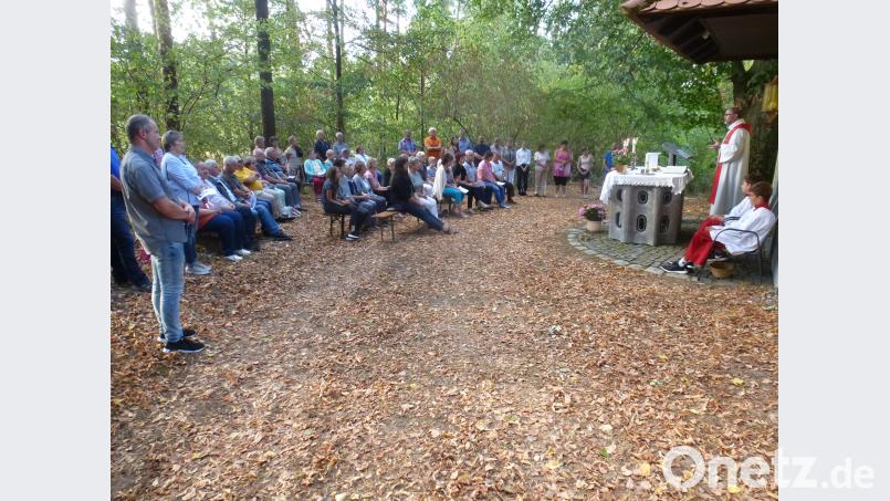 Zahlreiche Gläubige feierten den Patroziniumsgottesdienst mit, den Pfarrer Burkhard Jehl an der Laurentiuskapelle zelebrierte. mad