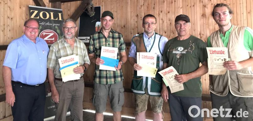 Vorsitzender Hans Vornlocher (links) ehrte die erfolgreichsten Schützen. Hirsch