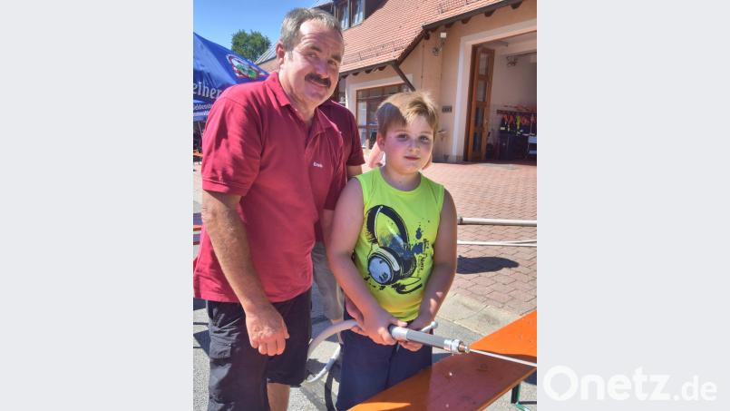Beim Löschen eines Brandhauses kommt es auf zielgenaues Spritzen an. no